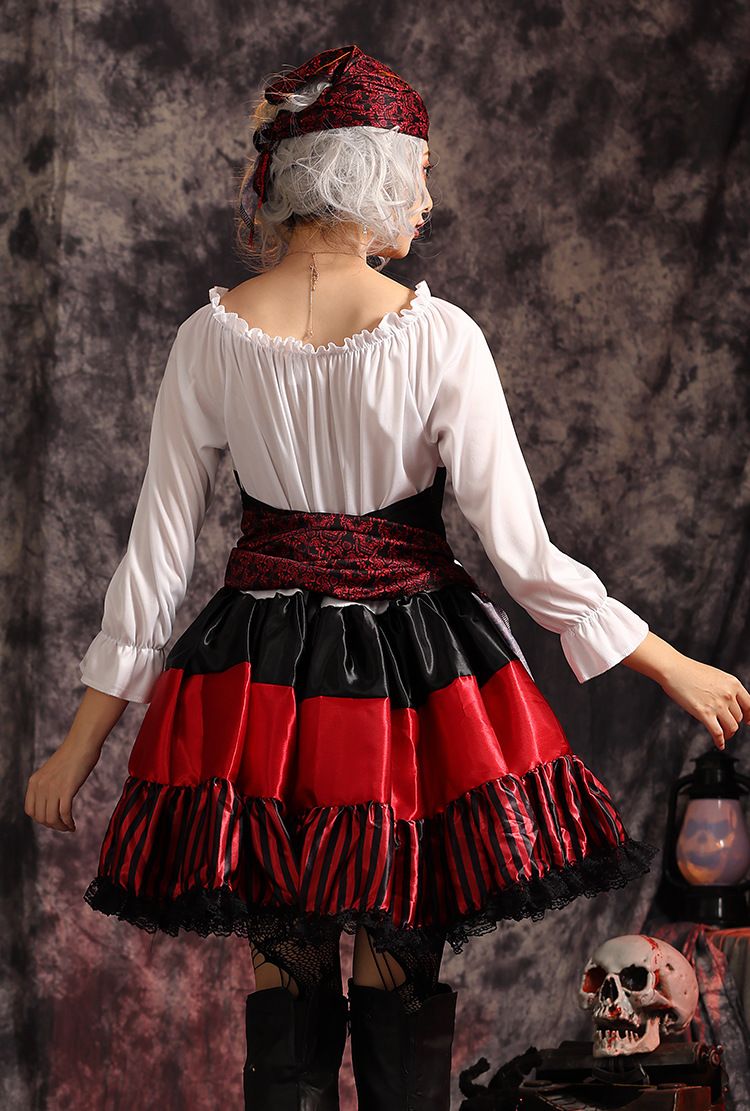 Halloweeniõhtu peod, koosviibimised, navigaatorid, cosplay kostüümid, punaste triipudega pitsilised piraadid_voghion.com