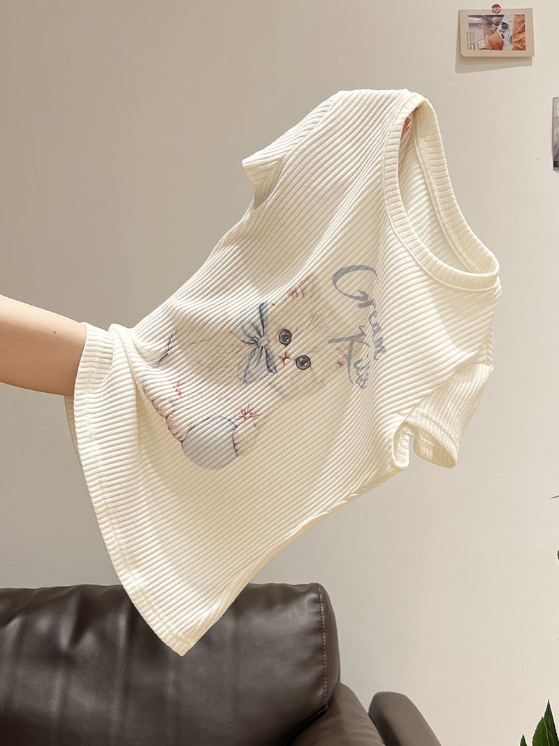 Camiseta de manga corta con estampado de gato para mujer, cuello redondo, hombros descubiertos, corte entallado, 2025_voghion.com
