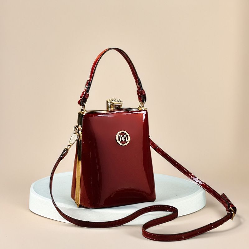 Borsa a mano verticale piccola in pelle verniciata lucida, tracolla singola, stile street_voghion.com