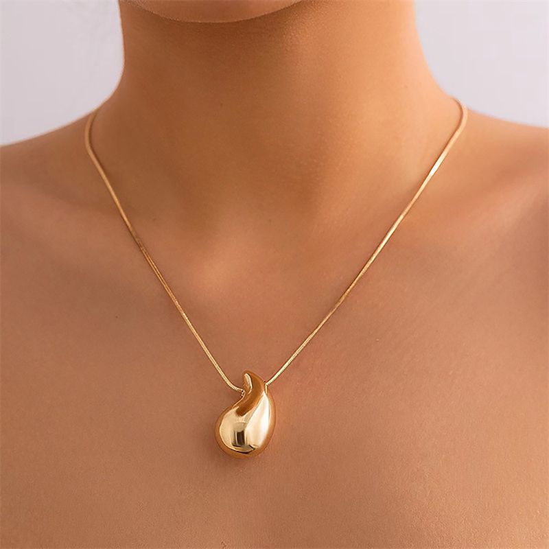 2025 Damesmode Dames gouden modieuze glanzende dikke ketting, metalen retro druppelvormige hanger, ketting, cadeau sieraden_voghion.com