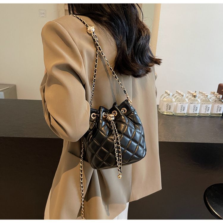 Damen Bucket Bag Diamond Chain Crossbody Bag Kleine Bucket Bag mit Kordelzug Leichte, luxuriöse, runde Bucket Bag Umhängetasche Crossbody Bag Frau_voghion.com
