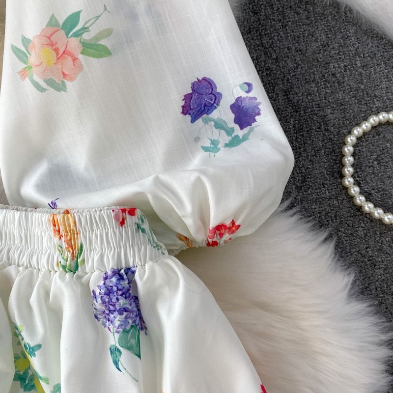 Completo composto da camicetta con maniche a sbuffo e stampa floreale e gonna snellente a vita alta - Elegante completo bianco in due pezzi_voghion.com