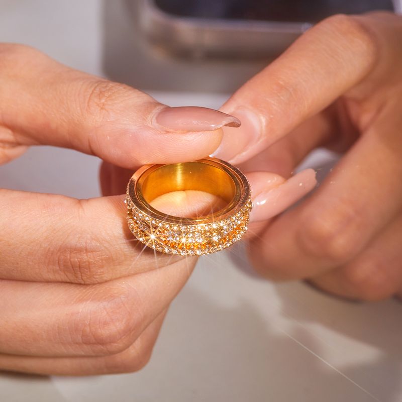 Anillo de diamantes giratorio con engranajes, moderno y versátil, con colores que combinan con todo._voghion.com