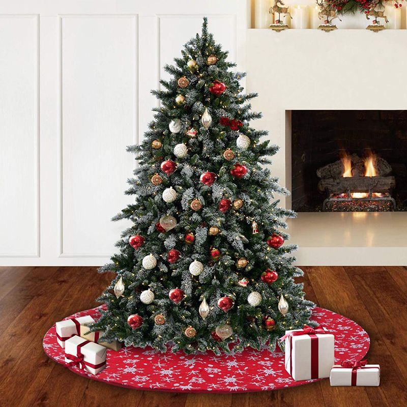 Jupe de sapin de Noël festive avec motif flocon de neige rouge - Décoration d'intérieur pour les fêtes, styles traditionnels et modernes_voghion.com