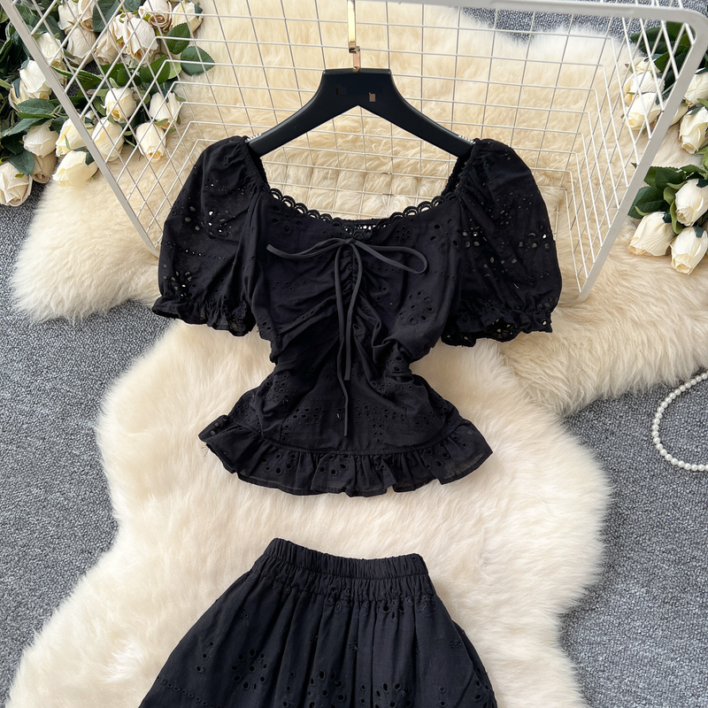 Stile di abbigliamento femminile, completo per donna, camicia con maniche a sbuffo, scollo quadrato in vita, gonna traforata ricamata, stile festivo._voghion.com