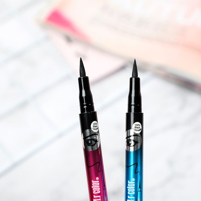 Duurzame, waterdichte eyelinerpen met een veegfunctie, snel drogende punt, soepele waterstroom en een eyelinerpen die geen inkt lekt._voghion.com