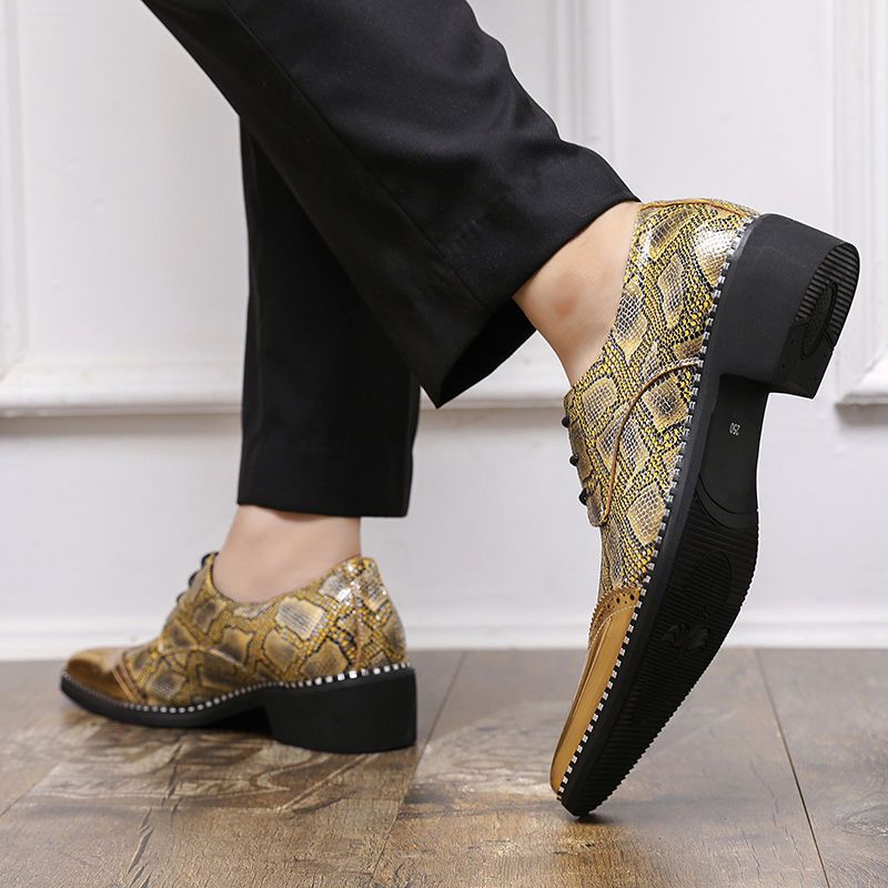 Britische Herren-Brogues aus spitzem Leder mit doppelter Lufteinlage und Alligatorleder-Optik – ein echter Hingucker._voghion.com