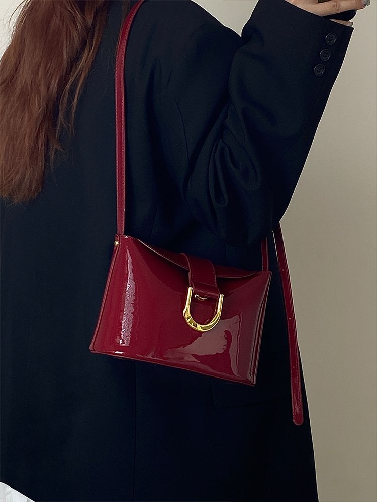 Moda di nicchia per le donne 2024 nuova tendenza della borsa a tracolla a spalla singola versatile con fibbia a ferro di cavallo in vernice a secchiello_voghion.com