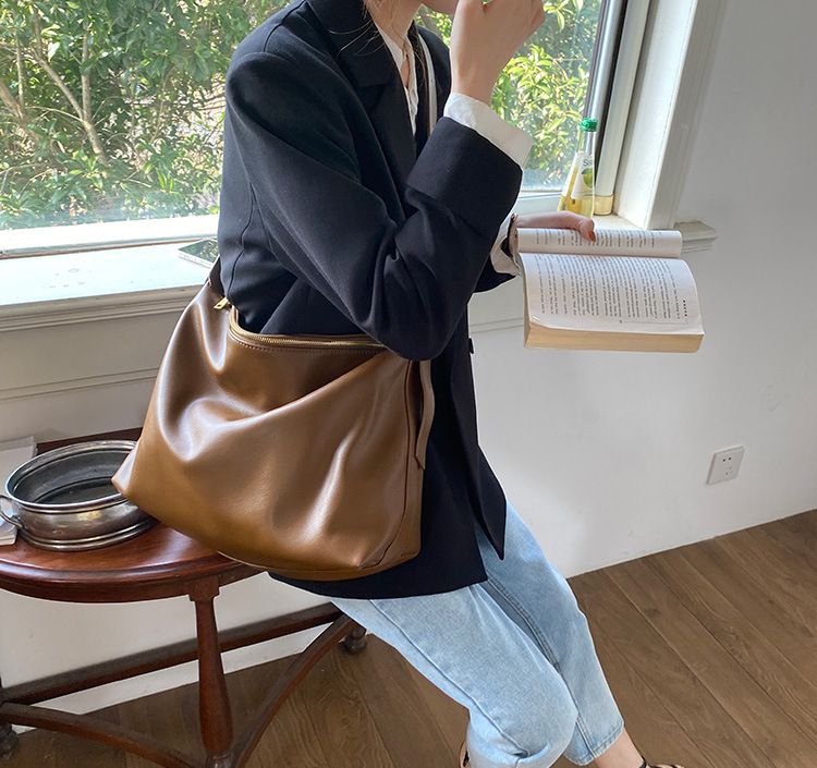 Korean version large capacity soft collapse minimalist style single shoulder new women's tote crossbody student bag_voghion.com