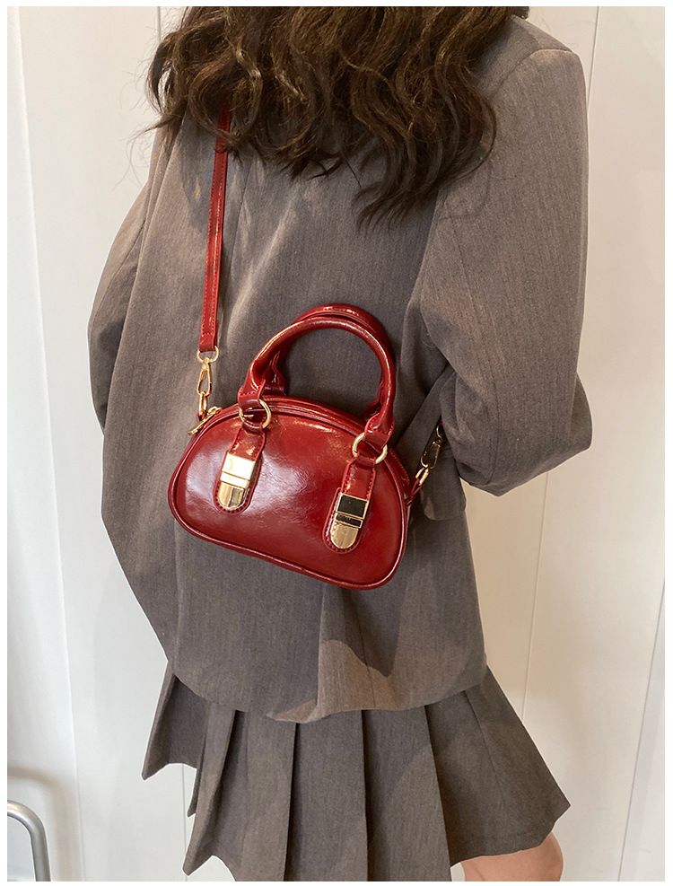 Fashionable Hand-held Bowling Bag For Women 2024 New Item Niche Retro Shell Bag High-end And Versatile Shoulder Bag Crossbody Bag_voghion.com