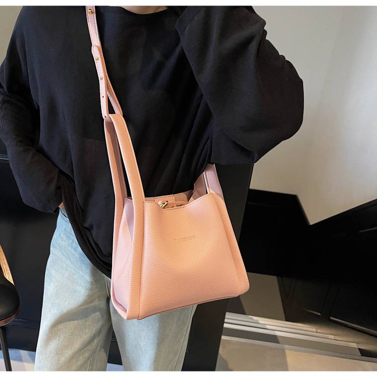 Zweiteilige, weiche Schultertasche mit Litschi-Muster für Mütter im Außenhandel. Neue, lässige, einfache, tragbare diagonale Tasche für das Leben._voghion.com