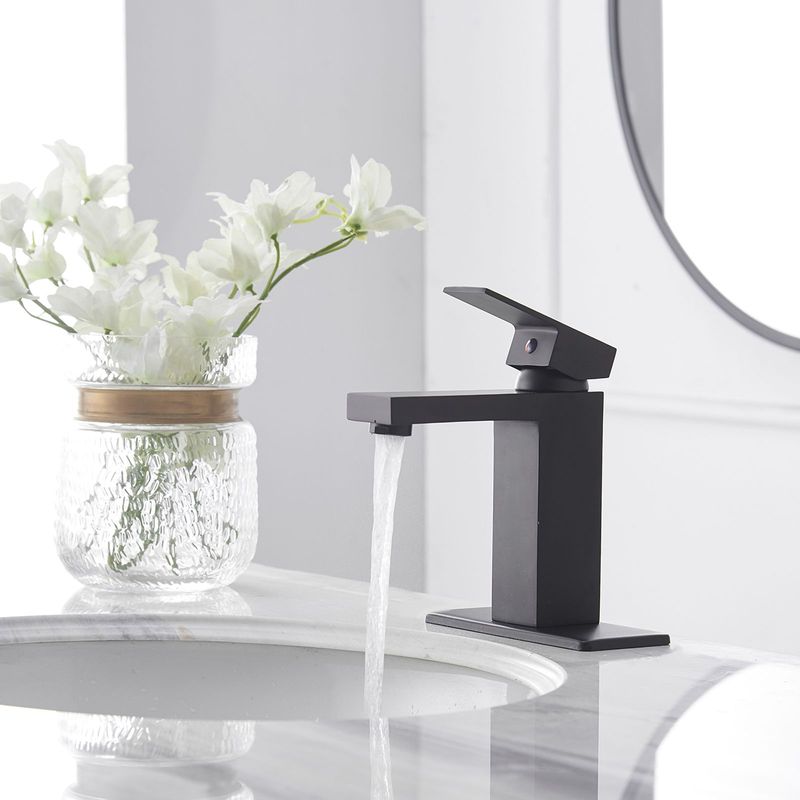 Single Handle Single Hole Low-Arc Bathroom Faucet With Supply Line_voghion.com