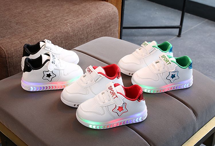 Chaussures de sport lumineuses pour enfants, édition coréenne, petites étoiles blanches à cinq branches, chaussures de marche pour bébés étudiants, nouvelle collection 2024_voghion.com