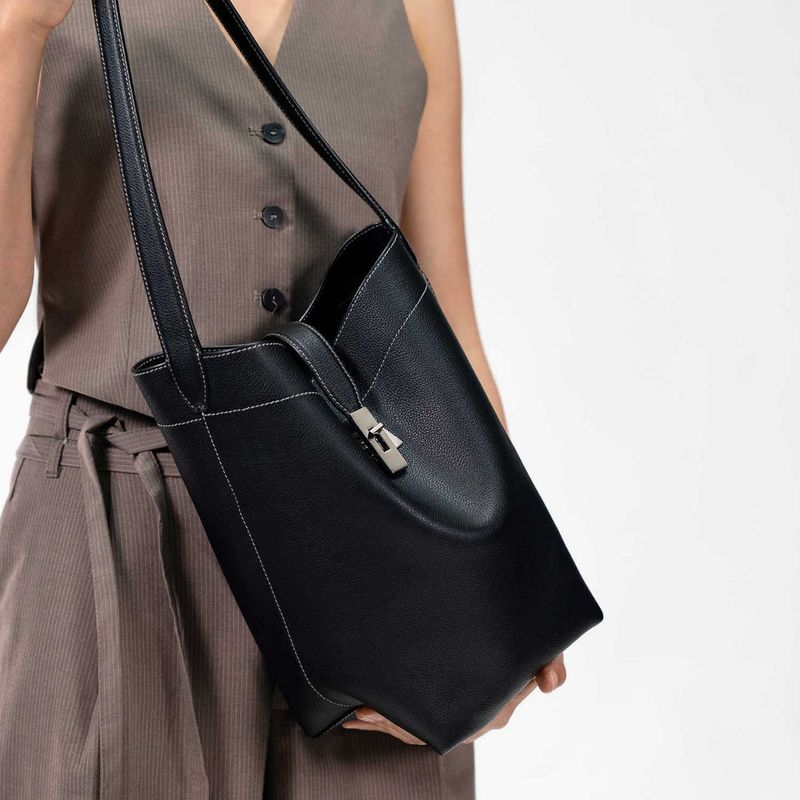 Women's Korean Version New Large Capacity Bucket Commuter Handbag Niche Vintage Shoulder Tote Bag_voghion.com
