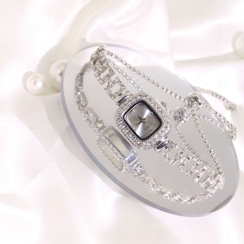 Damarmbandsur Diamantinfattad Liten fyrkantig klocka Enkel moderiktig dragsnörearmband Damkvartsklocka Hög utseendenivå_voghion.com