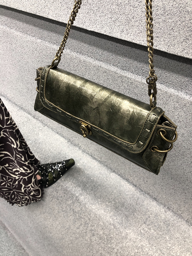 Design originale di Meiya Fibbia con chiusura subcultura vintage, borsa sottobraccio in rame antico e oro, borsa a tracolla, abito da sera_voghion.com