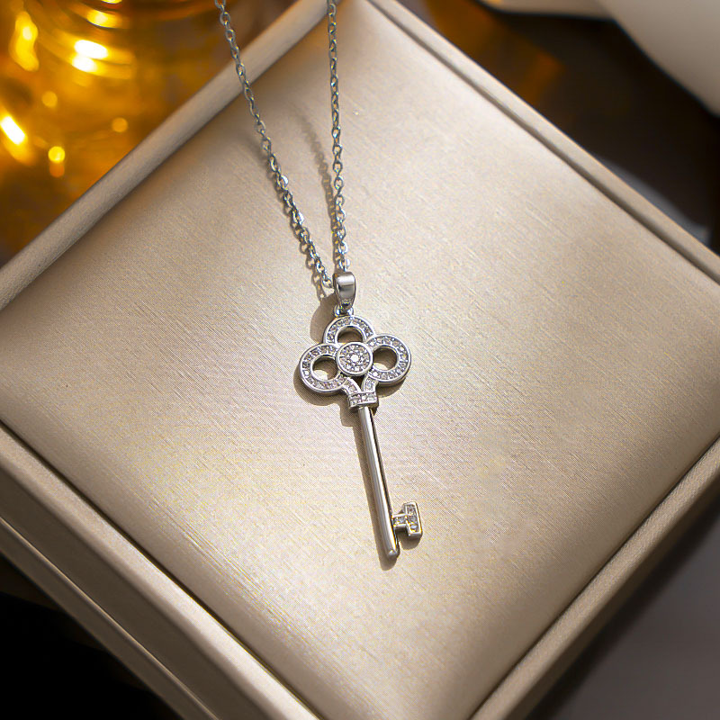 Collar de acero de titanio con llave de trébol de sentido avanzado de diseñador, collar de oro galvanizado para mujer_voghion.com