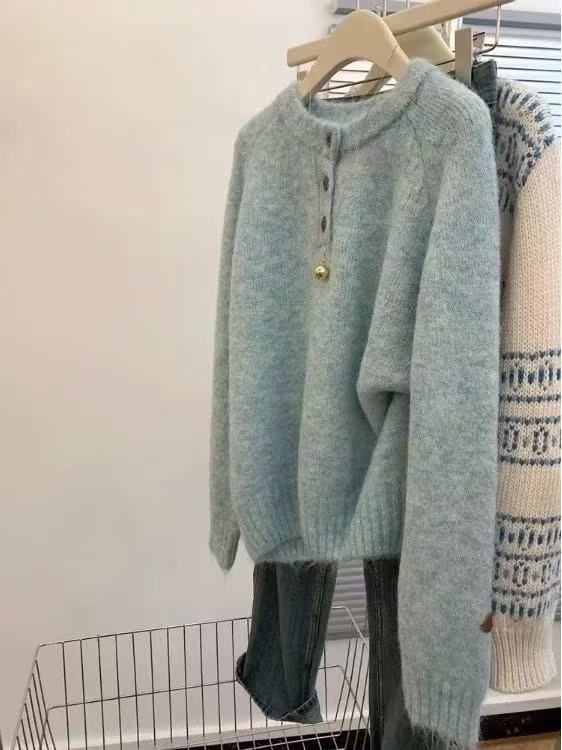Un pull bleu doux et moelleux avec des boutons colorés et un col rond de style coréen pour les femmes en automne et en hiver, Ex_voghion.com