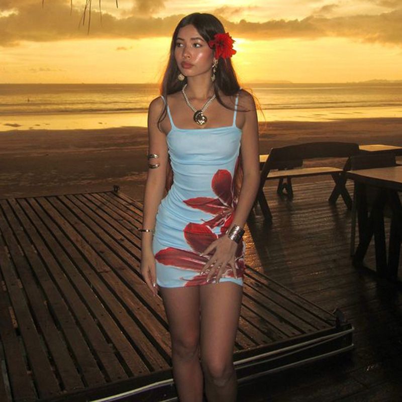 Strandurlaubsstil, großer Blumendruck, kontrastfarbene Basis, schmale Passform, hüftbetont, Hosenträgerkleid, kurz, neu_voghion.com