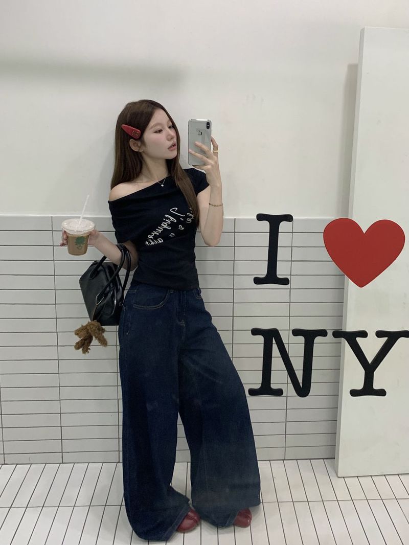 T-Shirt mit einem Kragen und Ärmeln für Damen im Sommer 2025, mit Buchstabendruck, der sie schlank und schick aussehen lässt._voghion.com