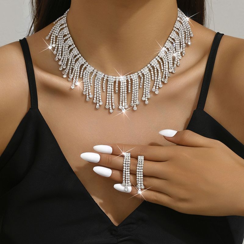Damenschmuckset Diamantquastenhalskette und Ohrringe Leichtes Luxustemperament Hochwertige Schlüsselbeinhalskette Übertriebene Halskette Zweiteiliges Set_voghion.com