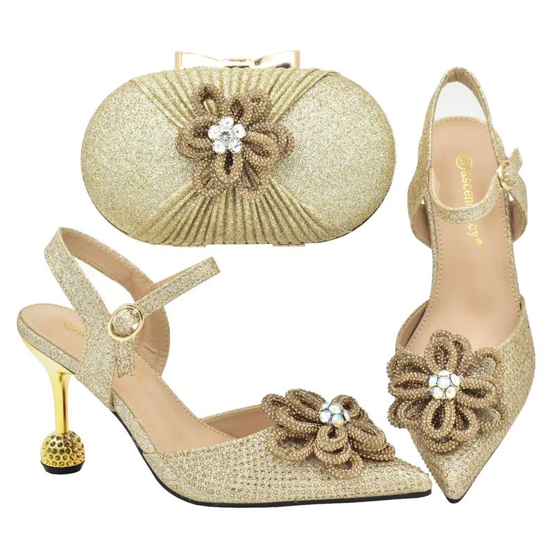 Sandali con tacco a spillo decorativi con applicazione tridimensionale con borsa da sera per banchetti con design alla moda dello stesso colore_voghion.com