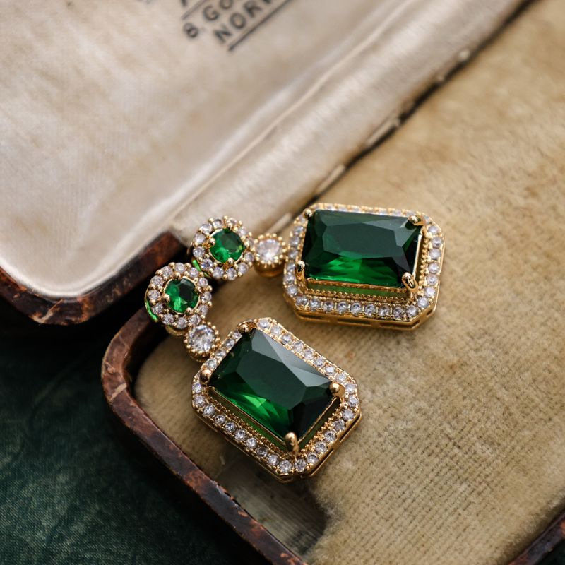 Set di gioielli da donna in stile vintage con cristalli verdi intarsiati: catena regolabile per maglione, collana con ciondolo, orecchini e anello leggero di lusso_voghion.com