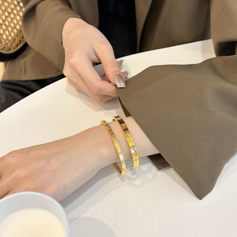 Elegant dam i enfärgat titanstål med inlägg av zirkon_voghion.com