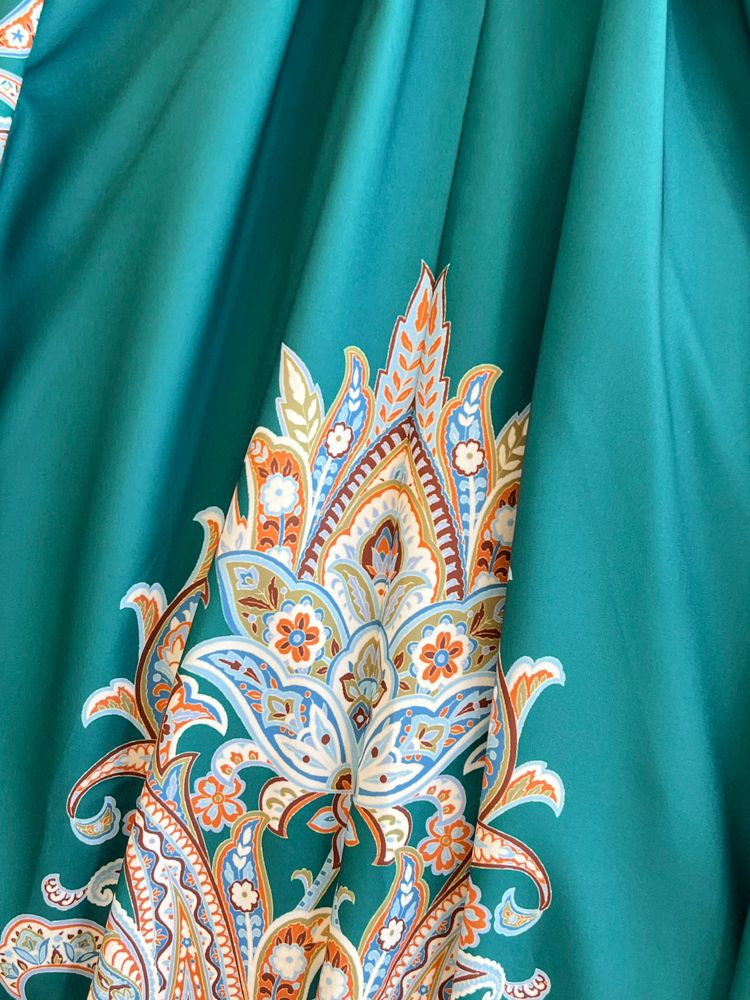 Damenbekleidung, Kleid im Palaststil, Trompetenärmel, Stehkragen, Taille, schmal, einreihig, A-Linie, Positionierungsdruck, Kleid für Damen_voghion.com