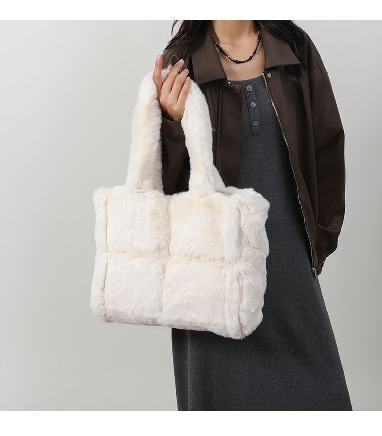 Piccola borsa a mano in pelliccia di nicchia per donna, nuova moda autunno e inverno 2024, borsa a mano in peluche di grande capacità_voghion.com