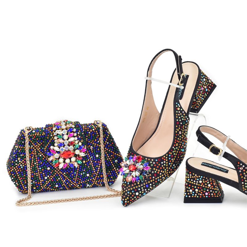 Scarpe con tacco medio e punta a punta in strass con design a tacco alto con diamanti abbinate a una borsa da sera alla moda con diamanti._voghion.com