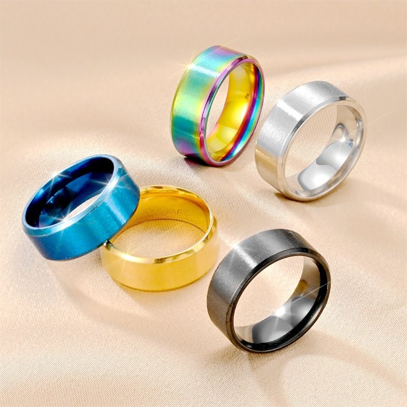 Um anel de aço titânio fosco chanfrado simples para homens e casais como uma pulseira_voghion.com