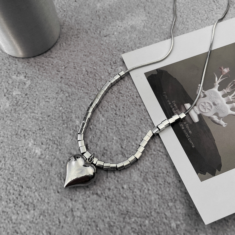 Collana quadrata dell'amore tridimensionale da donna in stile freddo e cool dal design di nicchia, versatile catena con cappuccio, titanio_voghion.com