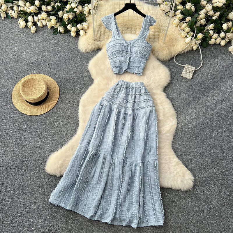 Traje de dos piezas con top corto de tirantes y falda plisada de cintura alta, estilo vacacional de primavera y verano._voghion.com