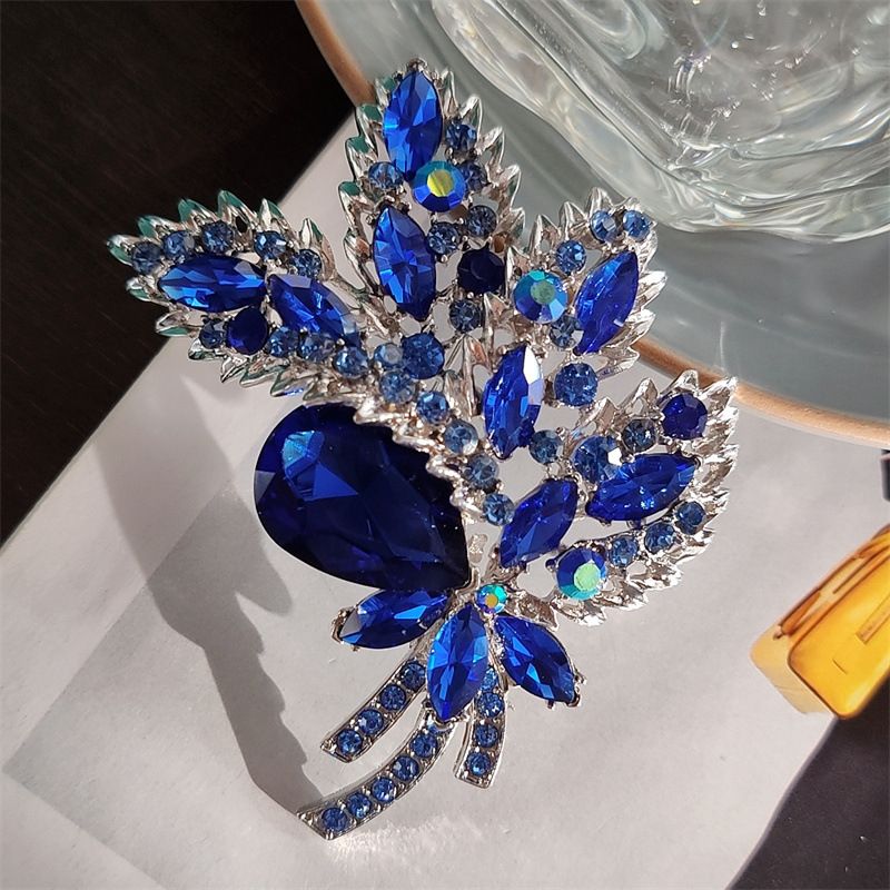 Baroque crystal enamel brooch, women's clothing niche sense, high-end accessories, ins chest flower_voghion.com