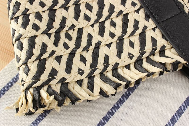 Borse da donna One Piece Drop Shipping Nuova borsa intrecciata in corda di paglia bicolore Borsa a tracolla alla moda per pendolari di grande capacità Borsa a secchiello con cestino di verdure_voghion.com