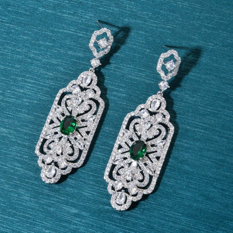 Un paio di orecchini lunghi alla moda con pendente quadrato geometrico cavo intarsiato con orecchini in zircone, orecchini dal temperamento squisito e di alta qualità_voghion.com