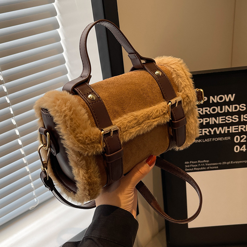 Plush women, versatile for autumn and winter 2024, new fashionable single shoulder crossbody bag, popular this year,_voghion.com