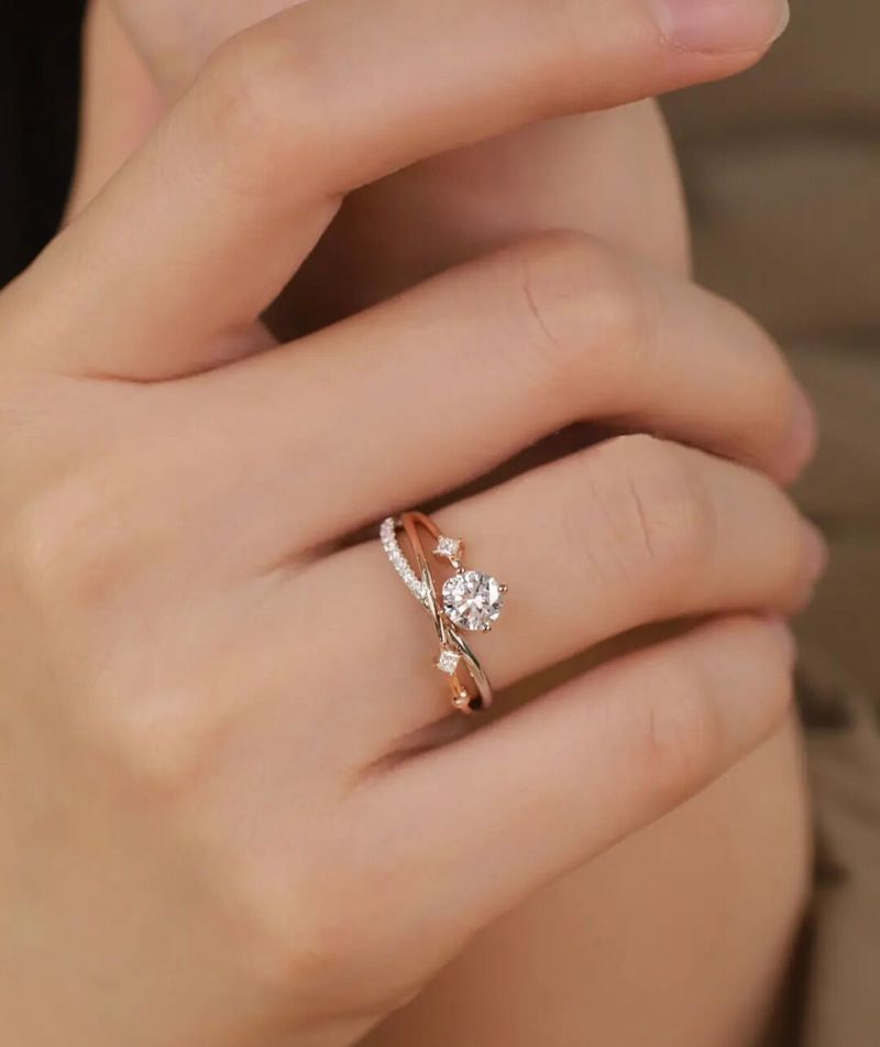 Anillo de compromiso con luz de destello y trayectoria de planeta cósmico, diseño personalizado de cruz francesa de lujo con diamantes y comida, ideal para una propuesta de novia._voghion.com