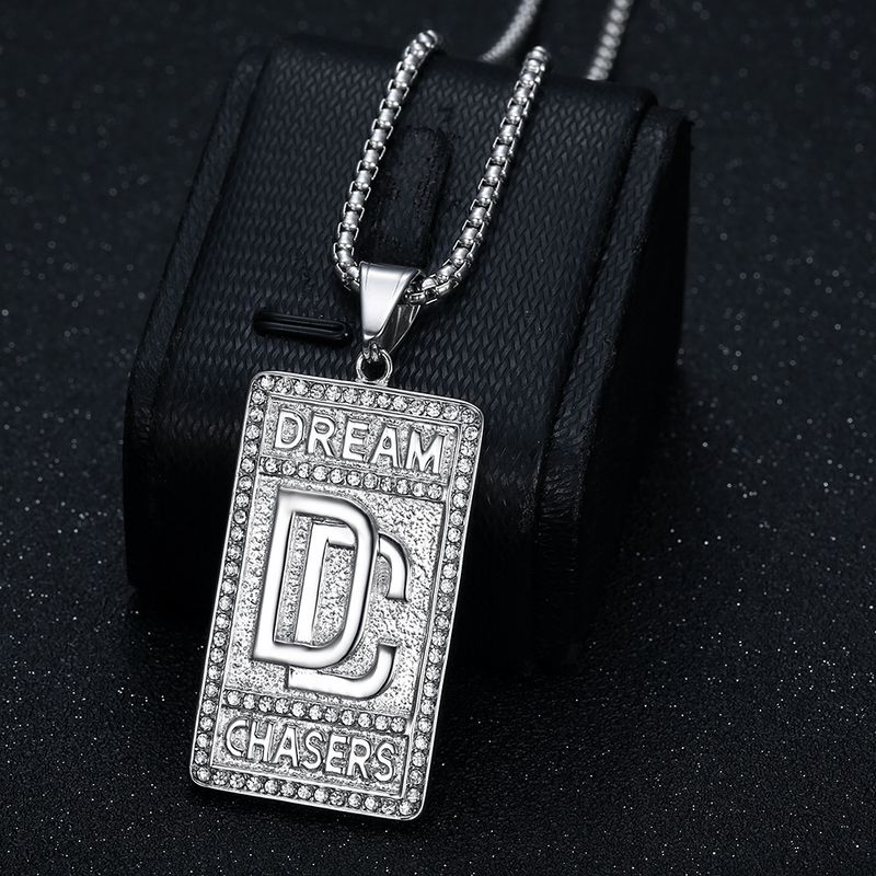 Collana con ciondolo quadrato DC tempestato di diamanti, in acciaio al titanio placcato oro e gioielli hip-hop alla moda_voghion.com
