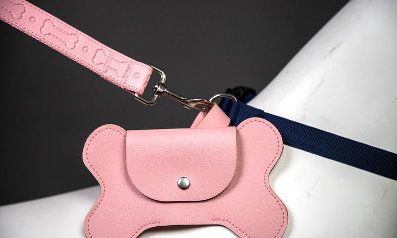 Bolsa para excrementos de perro de cuero sintético con cuerda de tracción para exteriores, ideal para colgarla y almacenarla en el exterior._voghion.com