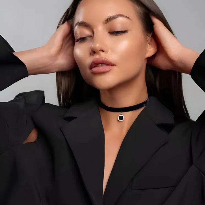 Europäischer und amerikanischer grenzüberschreitender Schmuck: Kurze, schlichte, diamantbesetzte Herz-Halskette mit vierblättrigem Kleeblatt und Kreuz._voghion.com