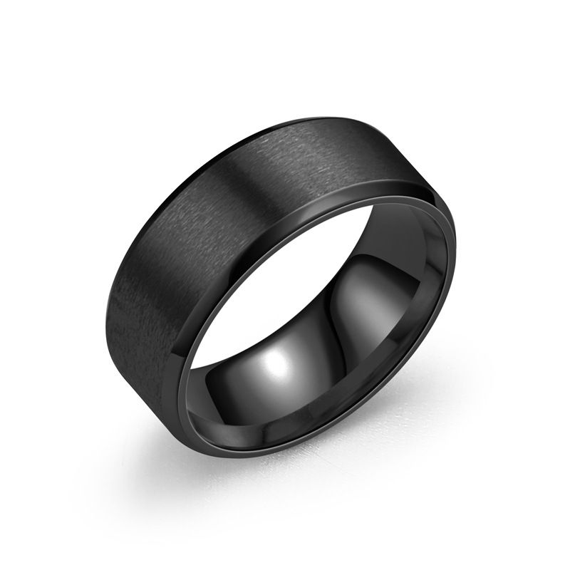 Um anel de aço titânio fosco chanfrado simples para homens e casais como uma pulseira_voghion.com