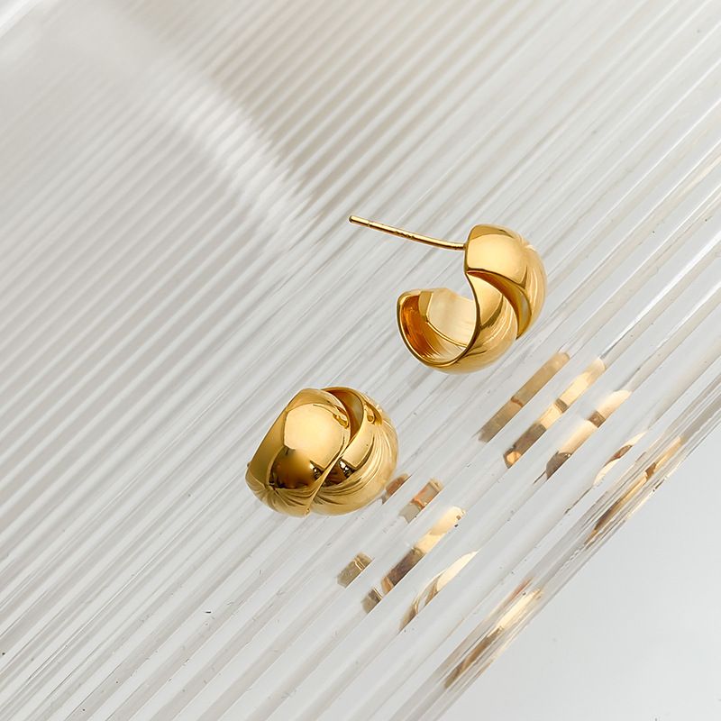 Piccolo design di nicchia con superfici fotosensibili sfalsate e stratificate, orecchini da donna in stile cool a forma di C irregolare e_voghion.com