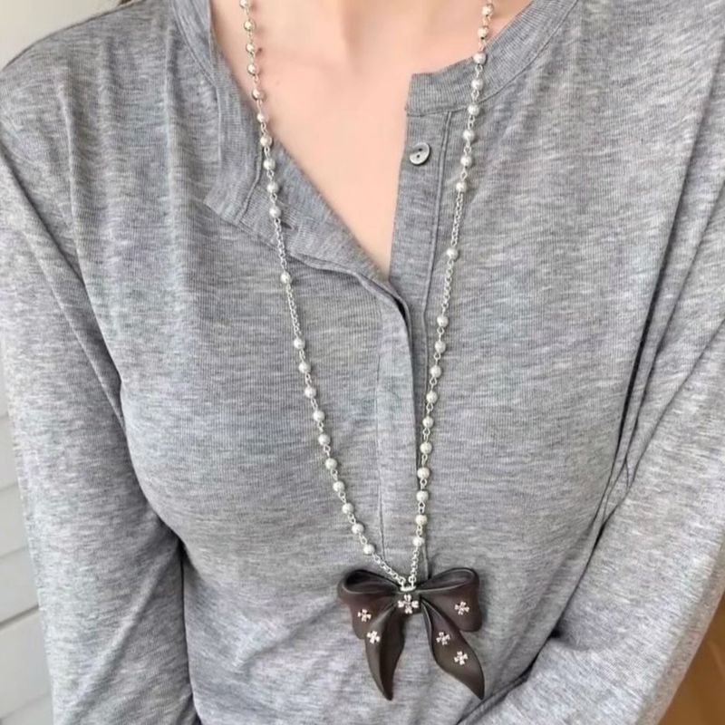 Collana con ciondolo a forma di fiocco con croce di diamanti intarsiati al vento, versatile, leggera, di lusso, di alta gamma, per gioielli di moda._voghion.com