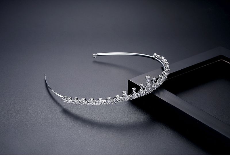 Elegante fascia per capelli con tiara in zircone per gioielli da donna, per matrimoni e eventi serali - Design geometrico minimalista con base in rame ipoallergenico_voghion.com
