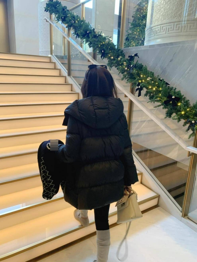 Damen Winter Wattierte Pufferjacke mit schmaler Taille - Modischer Steppmantel in Schwarz, Weiß, Braun & Pink (Größen M-XXXL)_voghion.com