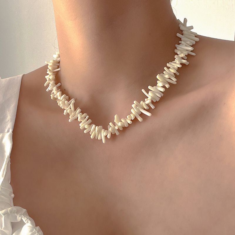 Design minimalista, colar de coral estilo barroco, férias femininas no Instagram, estilo praiano, corrente versátil para clavícula_voghion.com