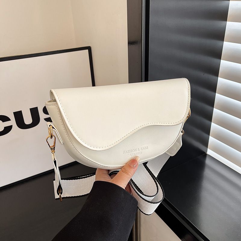 Summer New High-End For 2025 Trendy Single Shoulder Underarm Niche Wide Strap Crossbody Women Saddle Bag_voghion.com
