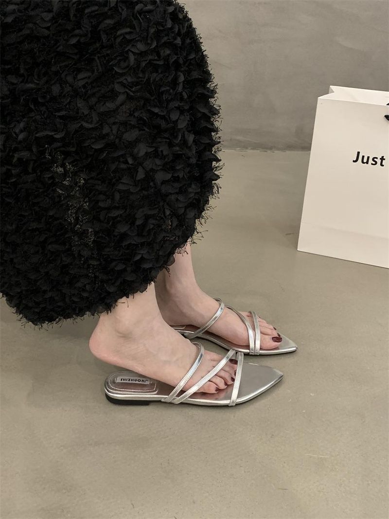 Sandali neri a nicchia piccoli per abbigliamento da esterno da donna, estate 2025, nuovi sandali con cinturino sottile, fondo piatto e punta in stile francese_voghion.com